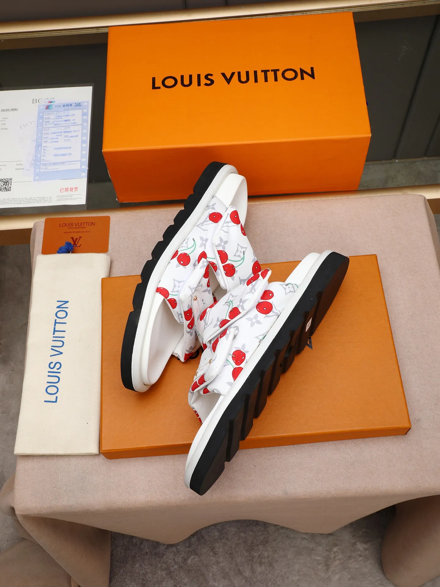 PP360 [LOUIS VUITTON] Louis Vuitton, LV printing, men's and women's slippers are on the market. The drawer box packaging comes with a cloth bag and a card. The upper pattern looks very soft and waxy, and it is a super versatile leg slimming tool. Fabric: imported denim/canvas/old fabric, LV hardware LOGO, official website pattern printing, comfortable to wear, feet: high-elastic PU water table. Sole: foam sole, heel height: about 5cm. Code number: 35-46, 35, 45, 46 are custom-made and non-returnable. Color: multiple colors and styles available.